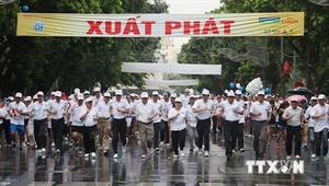 About 1,500 people race in Run for Peace in Hanoi